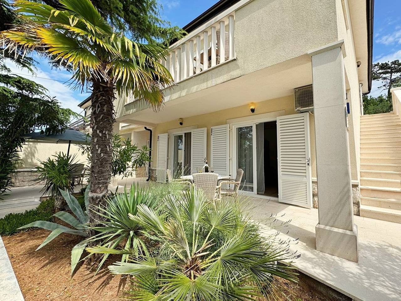Ganze Wohnung, Apartment Scheich - direkt am Meer, 20 m vom Meer, Erdgeschoss, Terrasse in Silo (Krk), Krk