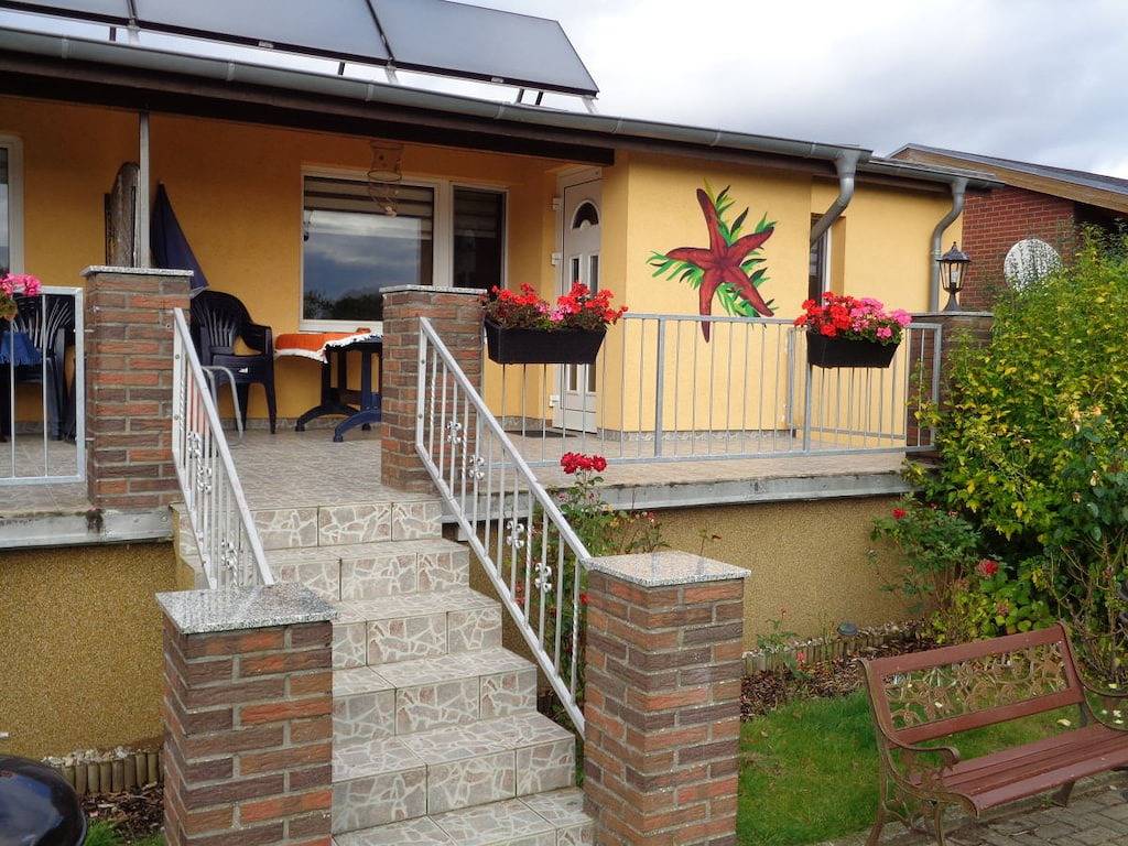 Gemütliche Ferienwohnung mit Terrasse, nur wenige Schritte von der Küste und den Restaurants in der Wohlenberger Wiek entfernt in Gramkow, Hohenkirchen
