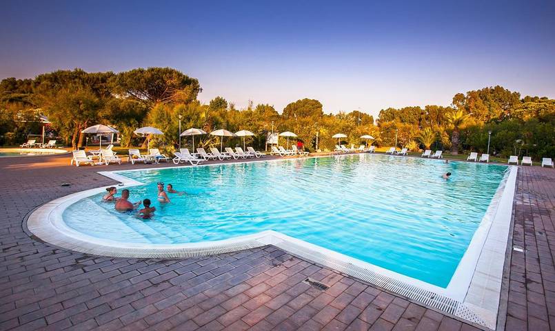 Vakantiepark voor 4 personen, with Terras and Kinderzwembad as well as Zwembad in Toscane