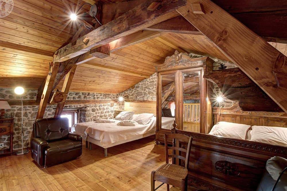 Gîte authentique et confortable pour 6 dans le Forez in Essertines-en-Châtelneuf, Parc Naturel Régional Livradois-Forez
