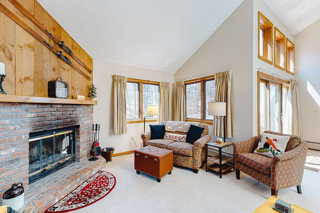 Ganze Wohnung, Ski-in/out condo with water & mountain views, private sauna & fireplace in Ludlow, Okemo Mountain