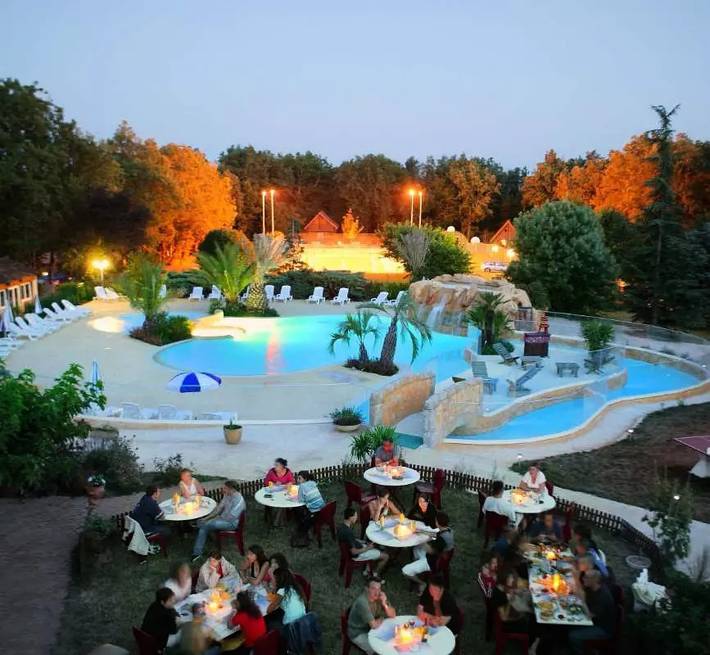 Camping pour 10 personnes, avec terrasse et piscine, animaux acceptés dans le Lot - 4
