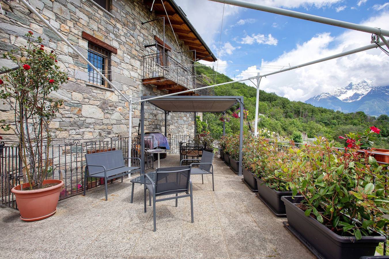 Apartamento entero, Apartamento 'La Casa Di Pasky' con vistas a la montaña, jardín compartido y Wi-Fi in Comune di Roisan, Alpes del Valais