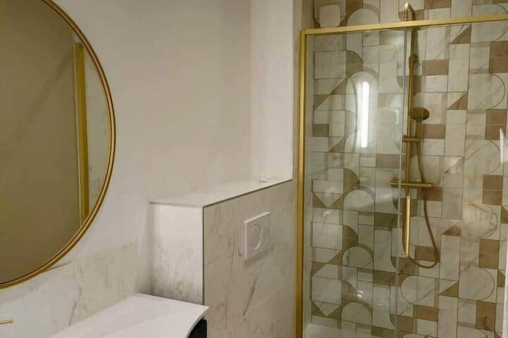 Entire apartment, Les Flots Harmonieux (30m² lake view) in Aix-les-Bains, Chambéry region