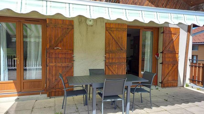 Gîte pour 4 personnes, avec Terrasse ainsi que Jardin et Vue dans Tourisme des Hautes Combes Haut Jura La Pesse