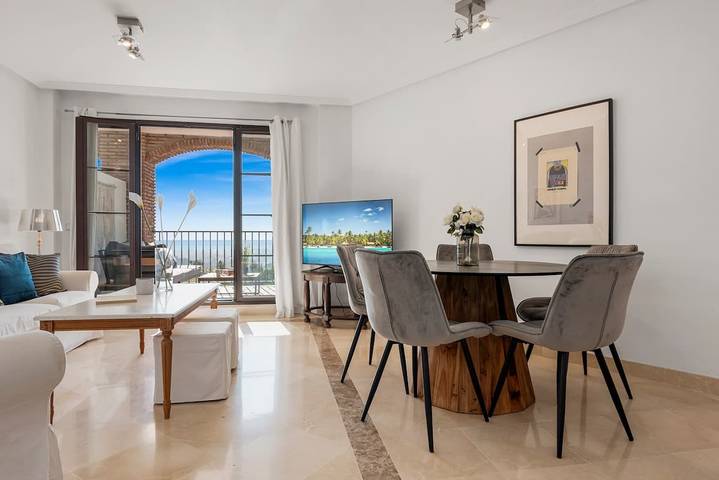 Ganze Wohnung, Sunny balcony with pool by Costarentals in Los Arqueros Golf and Country Club, Benahavís