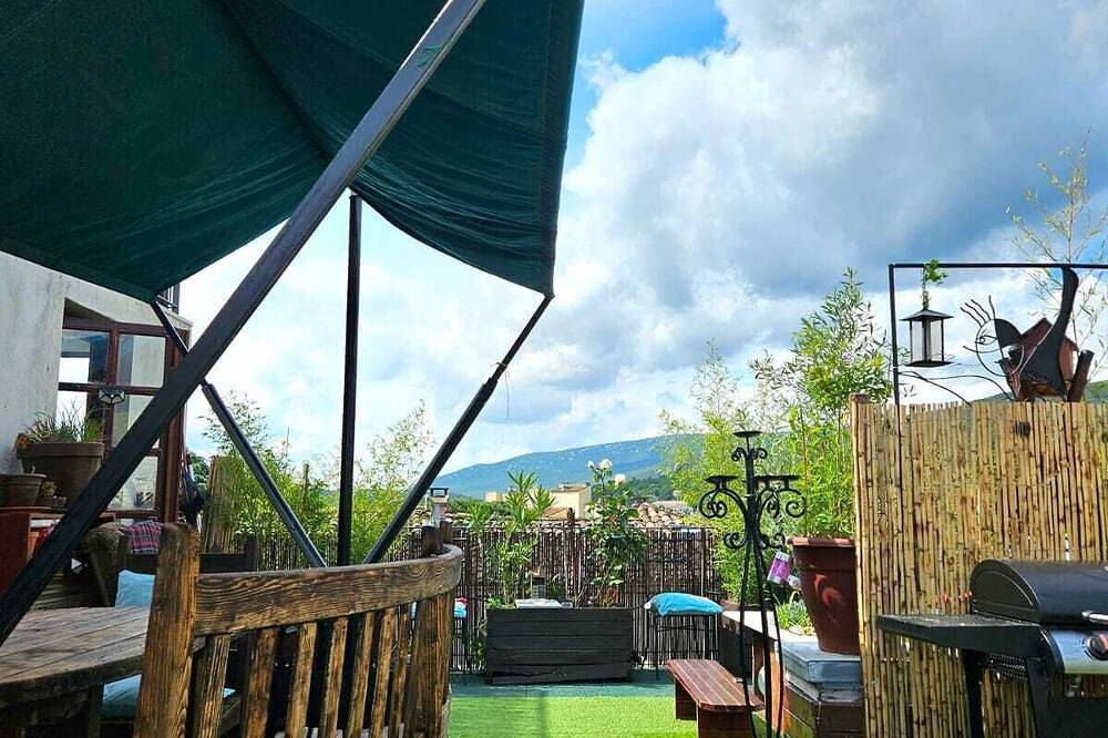 Entire apartment, Downtown apartment with view and Jacuzzi! Ideal for couples or small families in Ganges, Lodève region