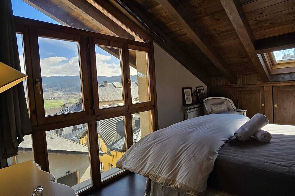 Entire apartment, Wonderful Penthouse in Puigcerdà in Puigcerdà, Catalan Pyrenees
