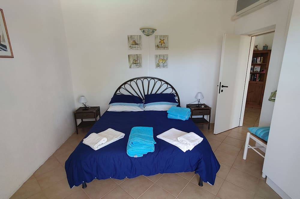 Villa Larco, Private Villa, Pool & Gardens & Stunning Views in Luogosanto, Gallura