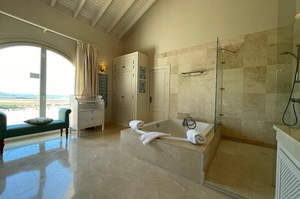 48. Luxury Eco Villa with Pool, Jacuzzi & Daily Breakfast – Benalup in Benalup-Casas Viejas, Costa de la Luz