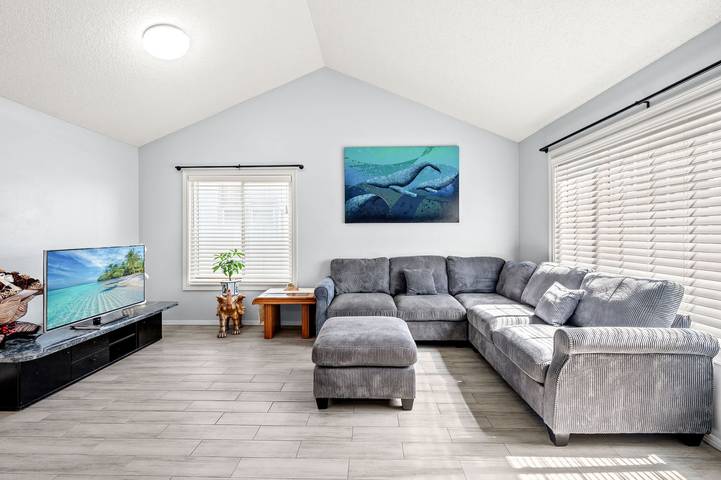 Vacation rental for 8 people, with balcony and yard, kid friendly in Ontario (CA)
