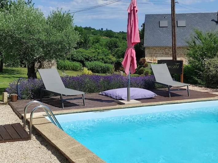 Gîte pour 2 personnes, avec terrasse ainsi que jardin et piscine, animaux acceptés à Cruéjouls