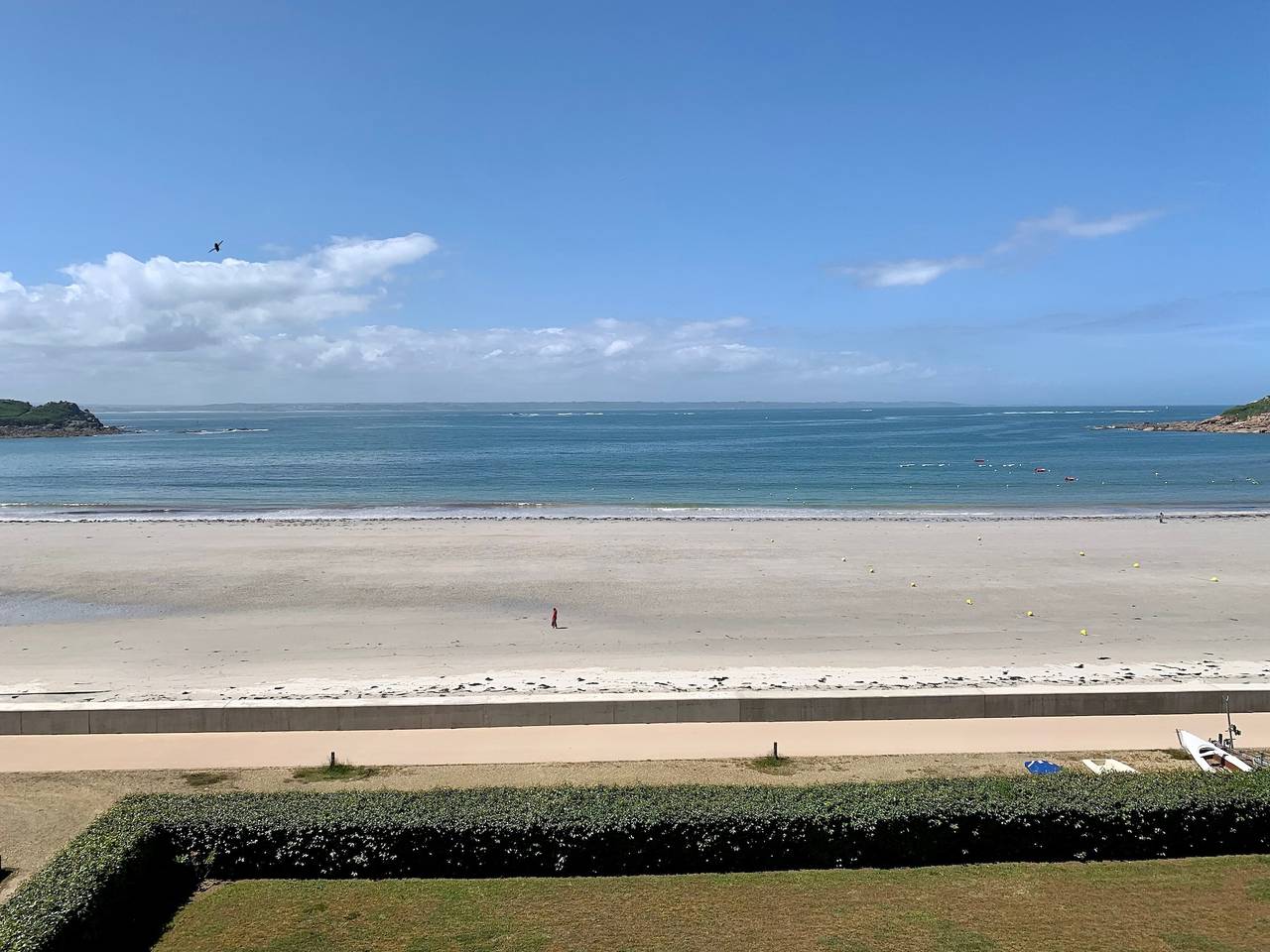 Entire apartment, Apartment 'Vue Mer By Madame Est Servie' with Sea View and Balcony in Trébeurden, Pink Granite Coast