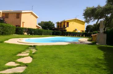 Location de vacances pour 4 personnes, avec jardin à Porto Pino