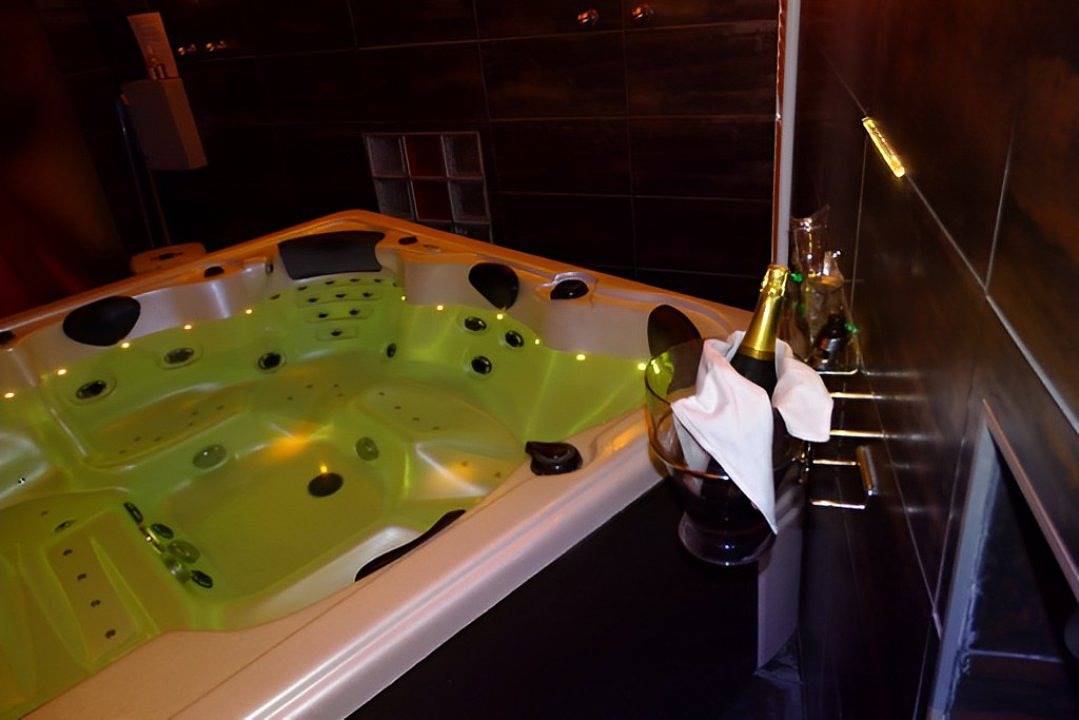 L'Escale Nîmoise, chambre d'hôtes jacuzzi Nîmes Gard - Cottage avec Spa (2/4 pers) in Nîmes, Région de Nîmes