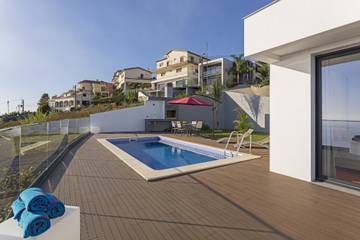 Location de vacances pour 4 personnes, avec balcon ainsi que piscine et jardin, adapté aux familles dans Arco da Calheta