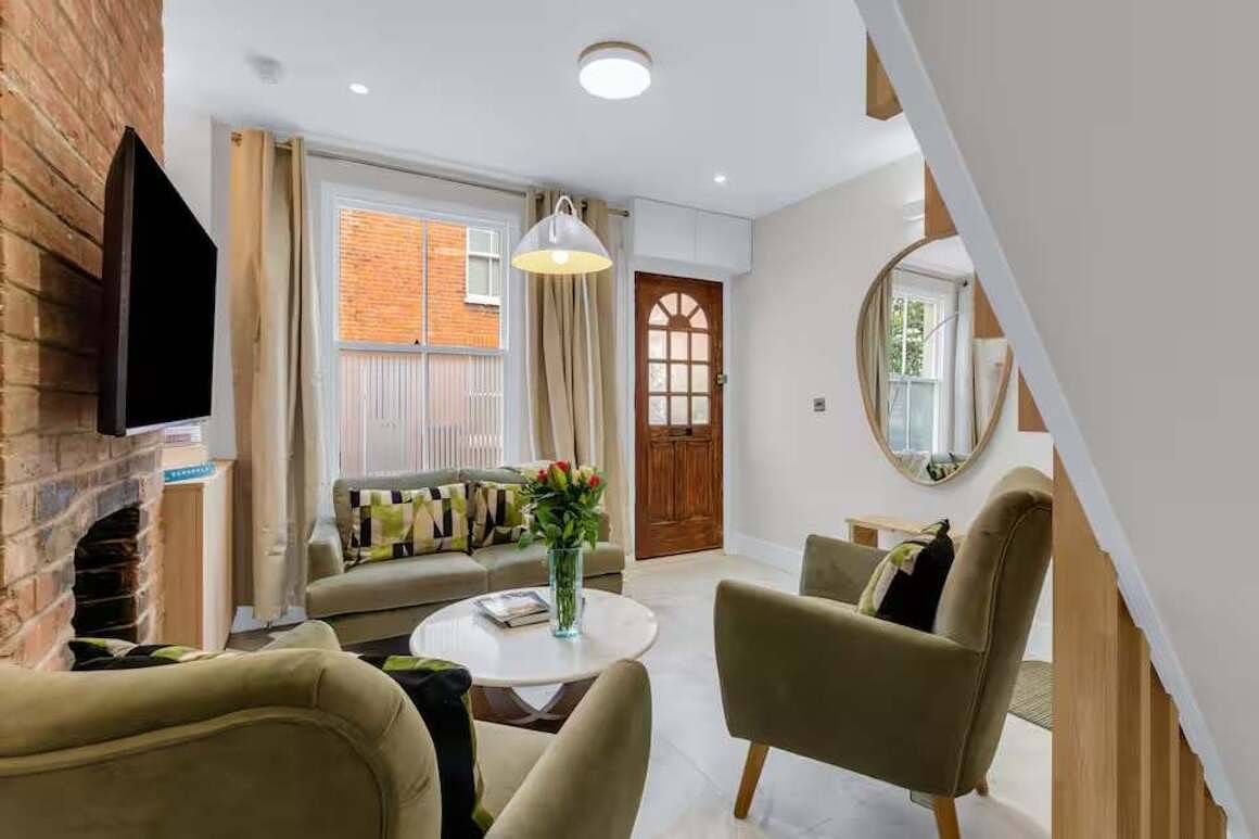 Think Positive House at Canterbury - Pass the Keys in Kent