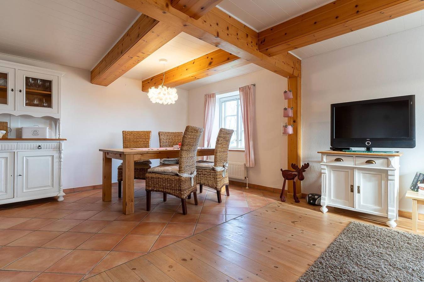Schönes reetgedecktes Ferienhaus mit großzügigem eingezäunten Garten für 4 Pers. mit Hund in Westerhever, Eiderstedt
