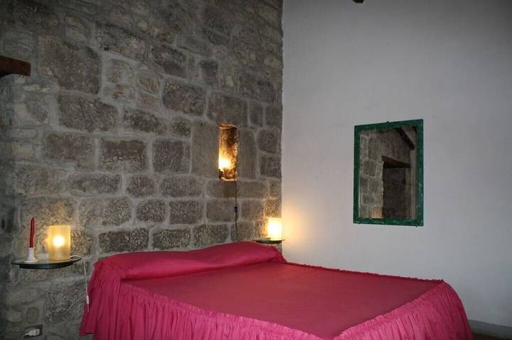Villa indipendente costruita in pietra, originariamente una torre di avvistamento medievale, vicino a Firenze in Londa, Firenze province