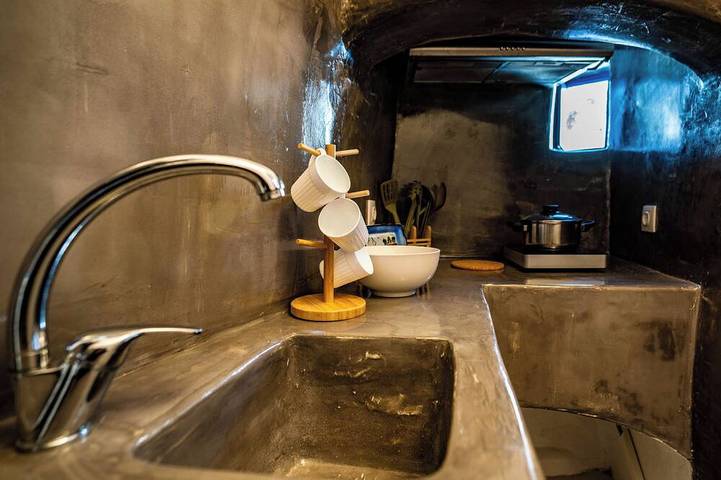 Vacation rental for 11 people, with hot tub and garden in Santorini