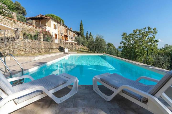 Casa vacanza per 8 persone, con giardino e piscina nonché panorama, con animali domestici in Loro Ciuffenna