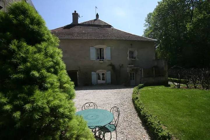 Location de vacances pour 6 personnes, avec jardin et balcon, animaux acceptés à Charcenne