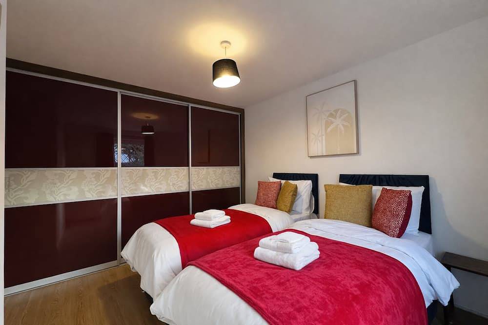 Cosy 4 Bed Home w/ Free Parking. Pet-Friendly! in Winchester, South Downs