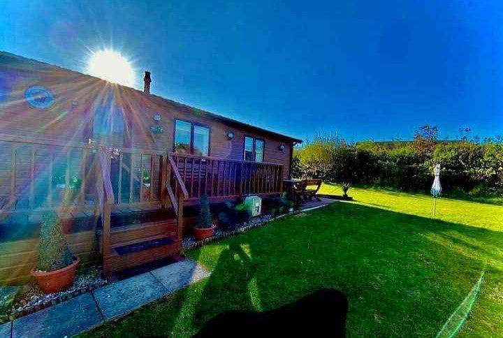 Lodge - Sleeps up to 6, pet friendly & bbq allowed in Afon Wen, Gwynedd