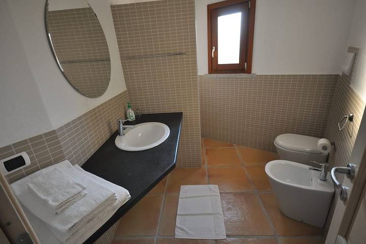 Appartamento intero, Apartment with yard and shared pool, 500m from wonderful white sandy beach in Budoni, Olbia-Tempio