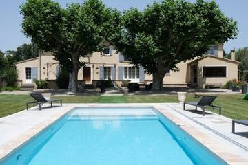 Location de vacances pour 10 personnes, avec jardin à Cavaillon