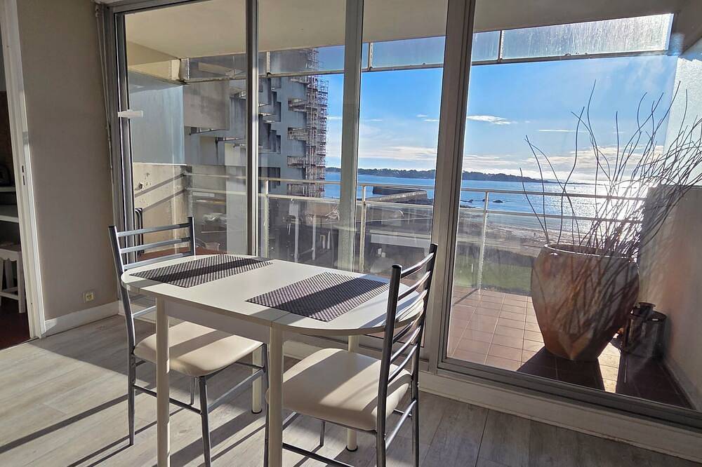 Appartement entier, Joli Studio avec Grand Balcon vue mer en plein centre de Concarneau in Concarneau, Région de Quimper