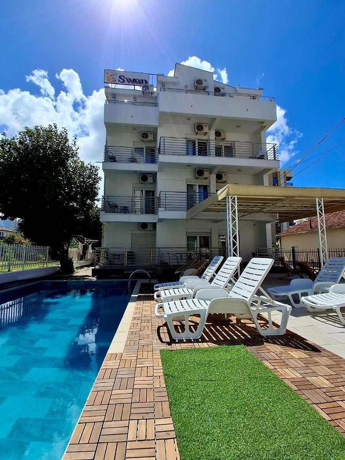 Gîte pour 4 personnes, avec piscine ainsi que jardin et vue dans Bar