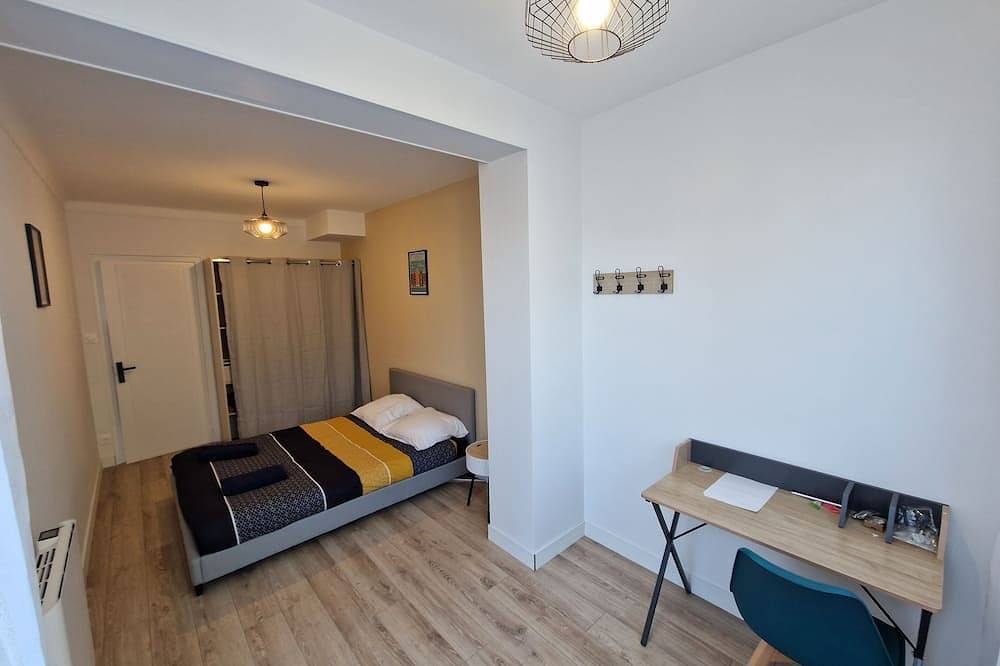 Maison 4 Chambres 8 Personnes, Bureau, Jardin, Garage. Quartier Calme de la Gare in La Roche-sur-Yon, Loire Valley