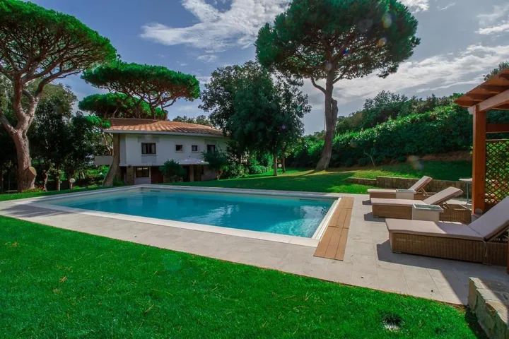 Chalet para 18 personas, con jardín además de piscina y terraza - 1