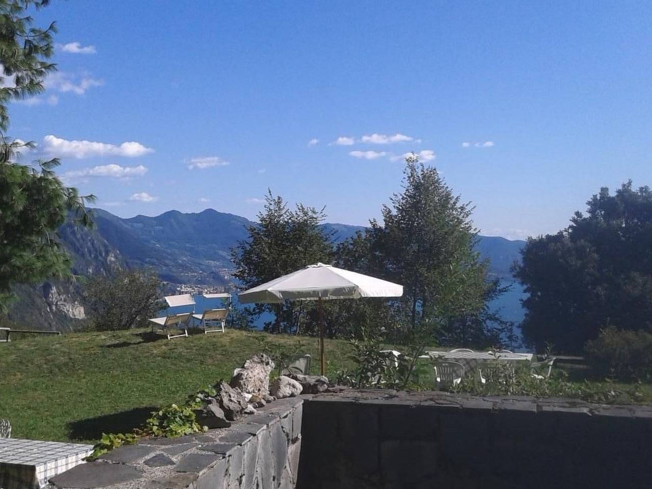 In Panoramalage in Solto Collina in Gemeinde Solto Collina, Iseosee