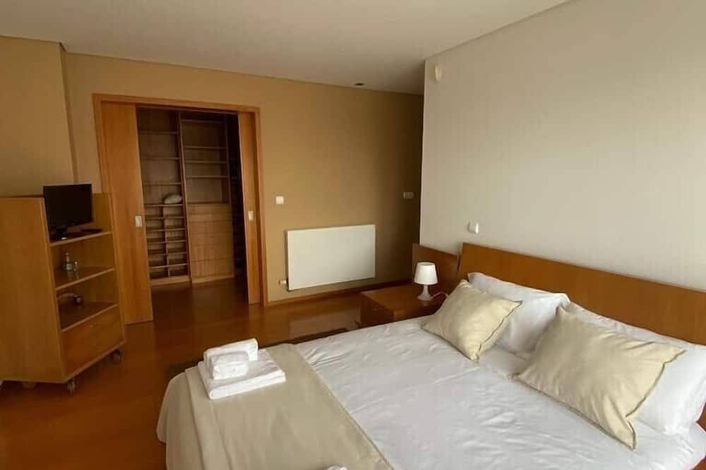 Villa surrounded by sea and mountains, with swimming pool and fireplace, 10 minutes' walk from the beach. in Carreço, Viana do Castelo Distrikt