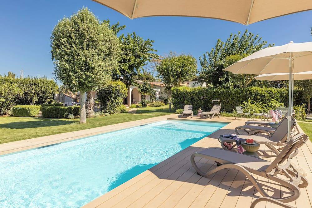 Exclusive villa with swimming pool surrounded by greenery in Baia Verde, Gulf of Taranto