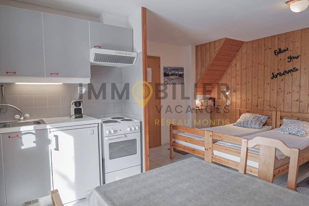 Sympathique studio avec terrasse, jardin situé au rez-de-chaussée d'un chalet individuel, idéal pour in Saint Luc, Anniviers