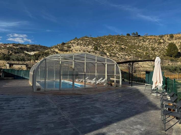Apartamento para 5 personas, con jardín además de vistas y piscina, Se admiten mascotas en Elche de la Sierra