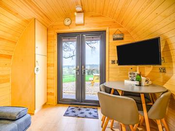 Log Cabin for 3 People in East Haddon, Northamptonshire, Photo 2