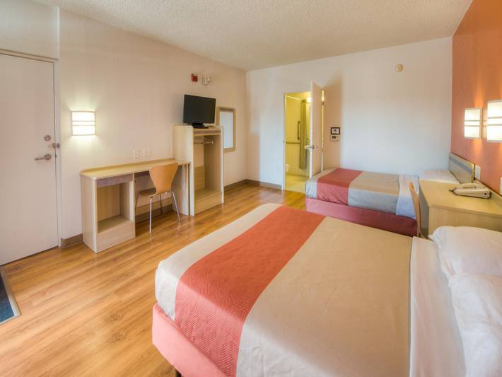 Apartamento entero, Sunny 2 camas matrimoniales | Adaptado para personas con discapacidad Microondas in Connecticut