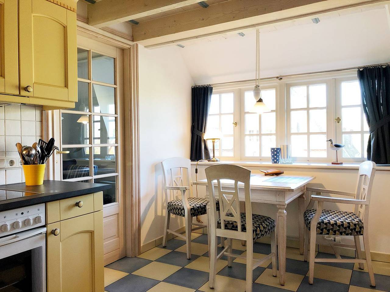 Appartement entier, Die Ferienwohnung 9 im Haus Hafis (Friesenhof) in Nebel auf Amrum ist eine 1,5-Zimmer-Maisonette-Ferienwohnung unter Reet (ca. 29 qm Wohnfläche) mit Schlafmöglichkeiten für 1 bis 2 Personen. Die Ferienwohnung befindet sich im 1. Ober- und Dachgeschoss. in Nebel, Amrum