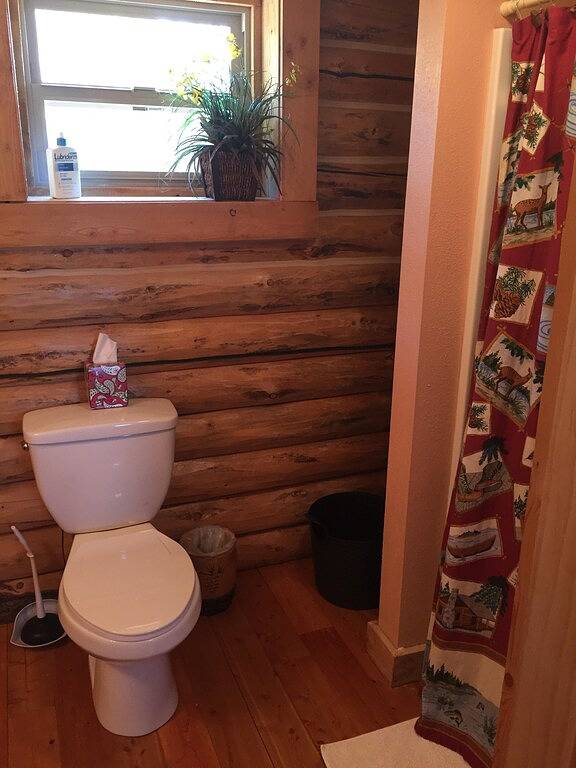 Kommen Sie In Unserer Schönen Kabine, Die Auf Den Bänken Des Grossen Lochflusses Sitzt in Anaconda-Deer Lodge County, Deer Lodge County