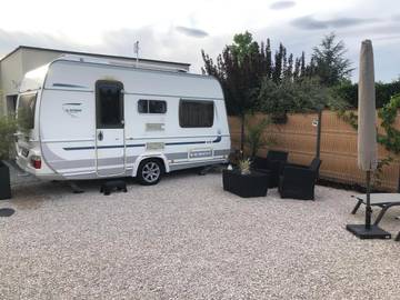 Gîte pour 2 personnes, avec terrasse ainsi que jardin et jacuzzi à Guéreins