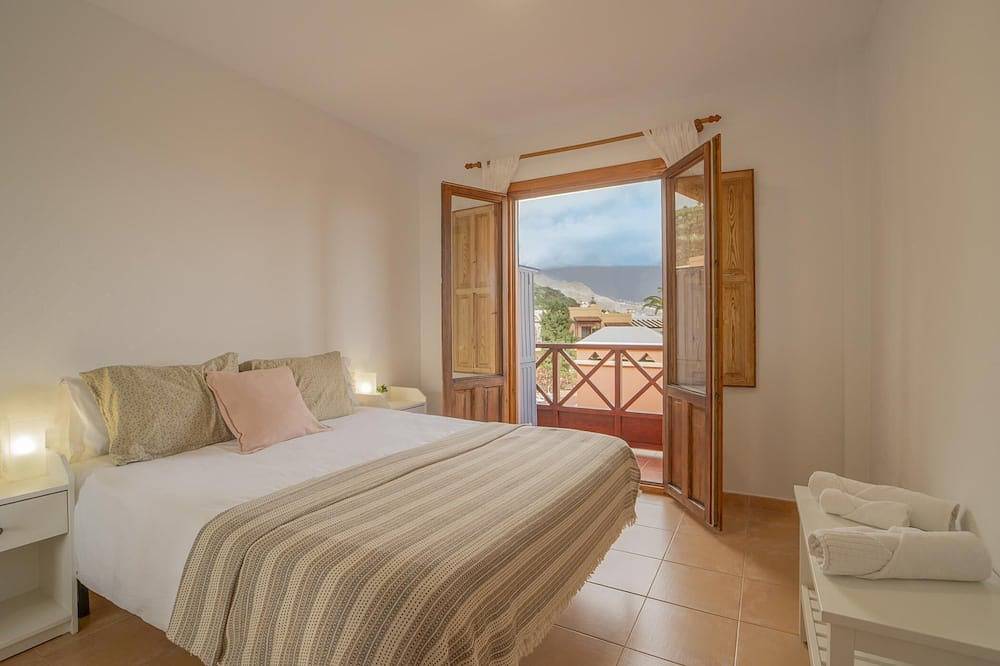 Entire apartment, Accommodation with pool near the beach in Los Cancajos, La Palma South