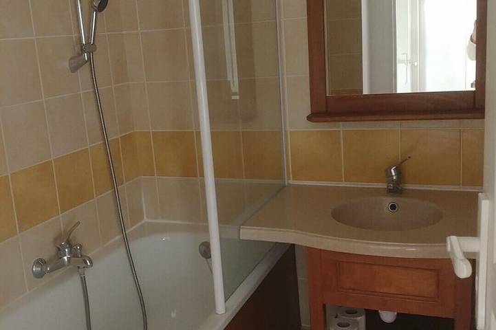 Gîte pour 5 personnes, avec terrasse ainsi que jardin et jacuzzi à Monflanquin - 4