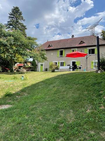 Gîte pour 9 personnes, avec piscine ainsi que jardin et vue à Romagnieu