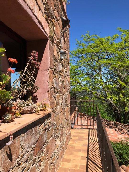 Location de vacances pour 2 personnes, avec piscine ainsi que vue et jardin à Les Mayons - 3