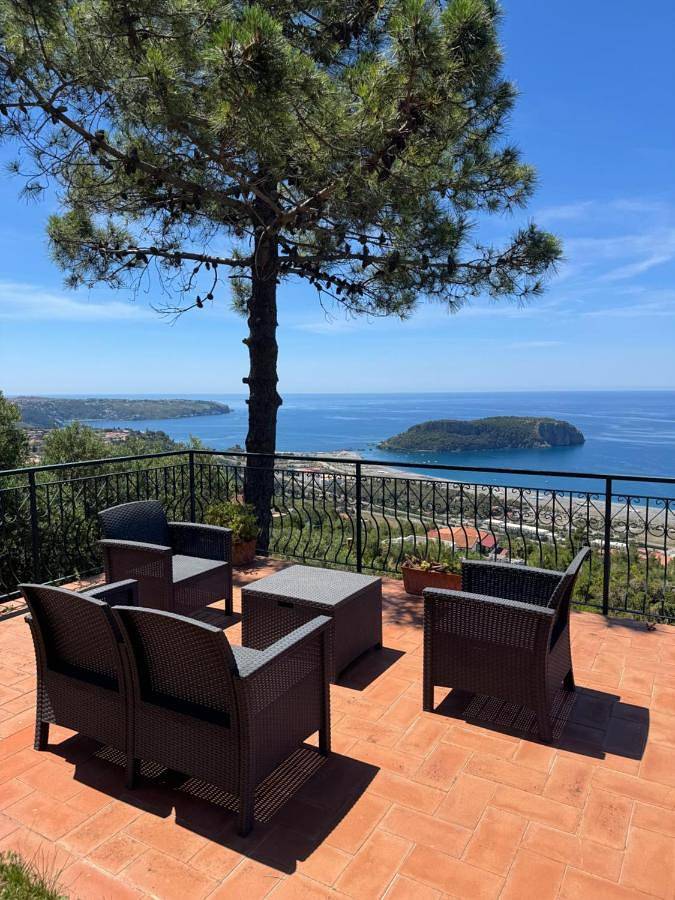 Chambre d’hôte pour 2 personnes, avec Terrasse ainsi que Jardin et Vue à Praia a Mare - 3