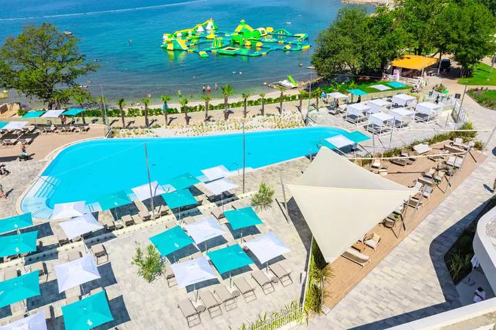 Camping für 6 Personen, mit Terrasse und Pool in Funtana - 2